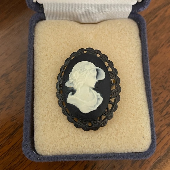 Cameo pin, white on black - Picture 2 of 4